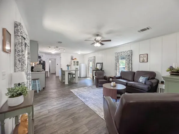 116 E Avenue G, Hooks, TX 75561