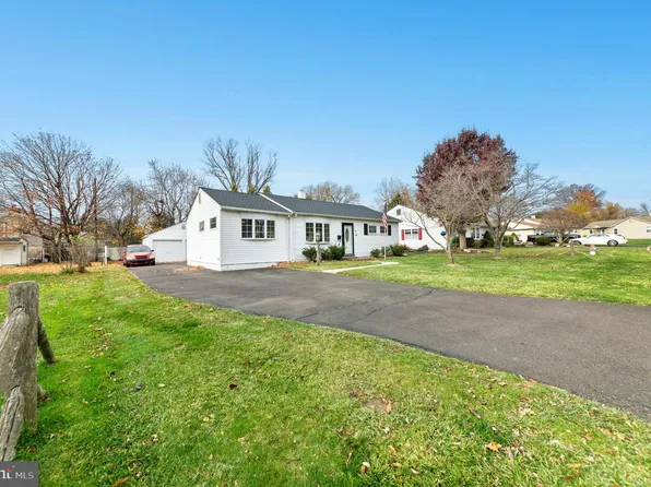 908 Circle Dr, Southampton, PA 18966