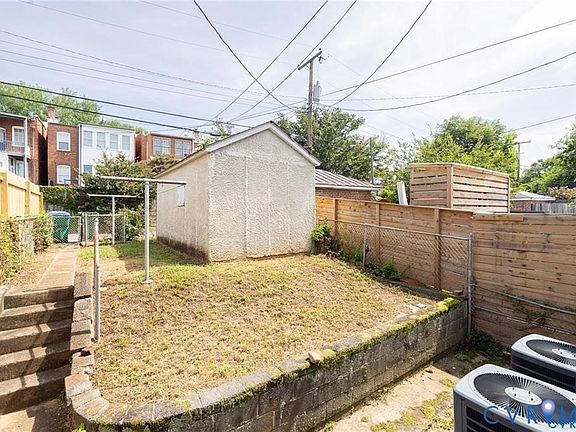 3rd image of 2302 Maplewood Ave
