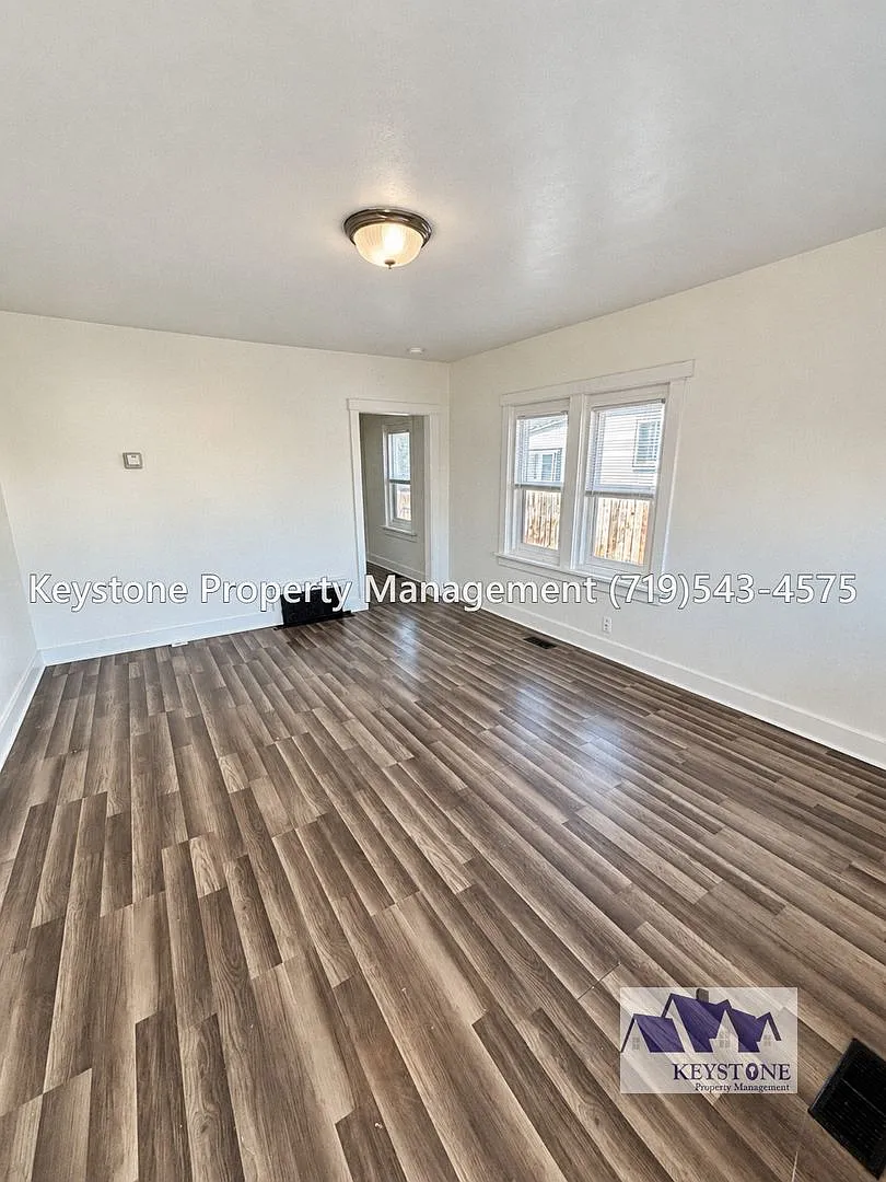 $400 OFF Special! Small Dog Allowed! 1 Bedroom/1 Bathroom/1 Car Garage for Storage $800/$800 — Photo 2