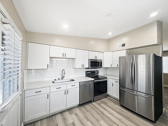 5th image of 3405 E Pinchot Ave APT 15