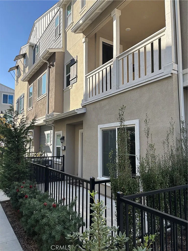 3 bed, 1940 sqft, $4,000 — Photo 2