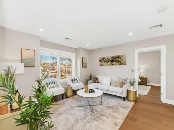 425 Lagrange St Unit 307, West Roxbury, MA 02132