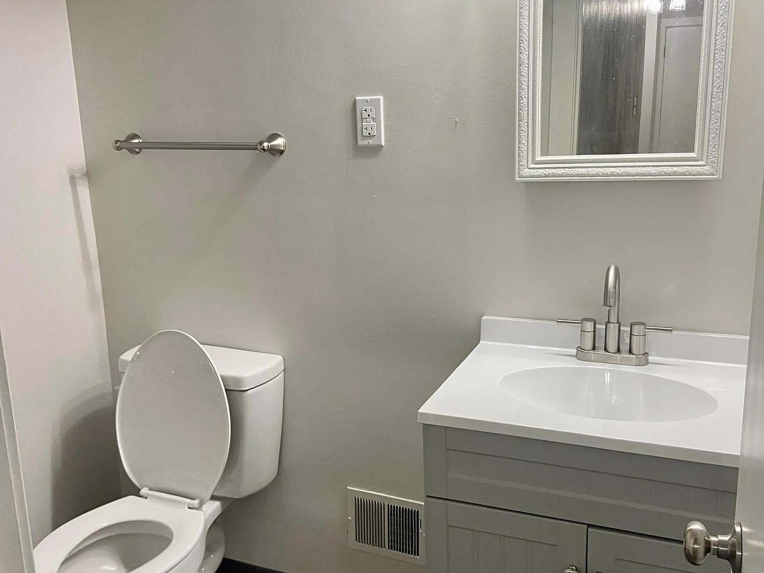 1 bed, 1.5 bath, 980 sqft, $900 — Photo 2