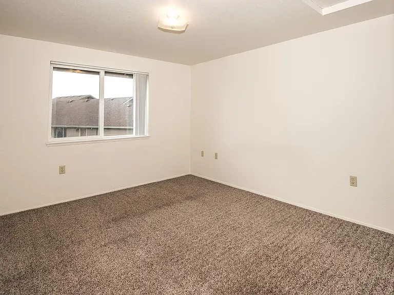 Rivercrest Apartments — Photo 12