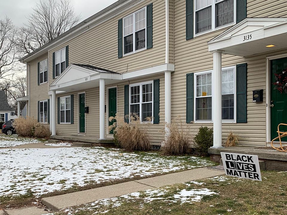 Well-maintained, three bedroom townhome!