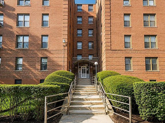 2nd image of 2650 E 13th St APT 1D