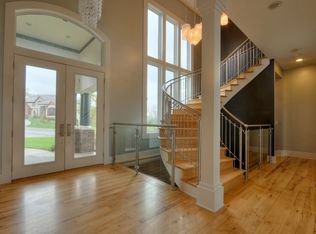 7105 NW Scenic Dr, Parkville, MO 64152