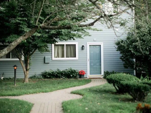 7 Farmington Meadow Dr, Farmington, CT 06032