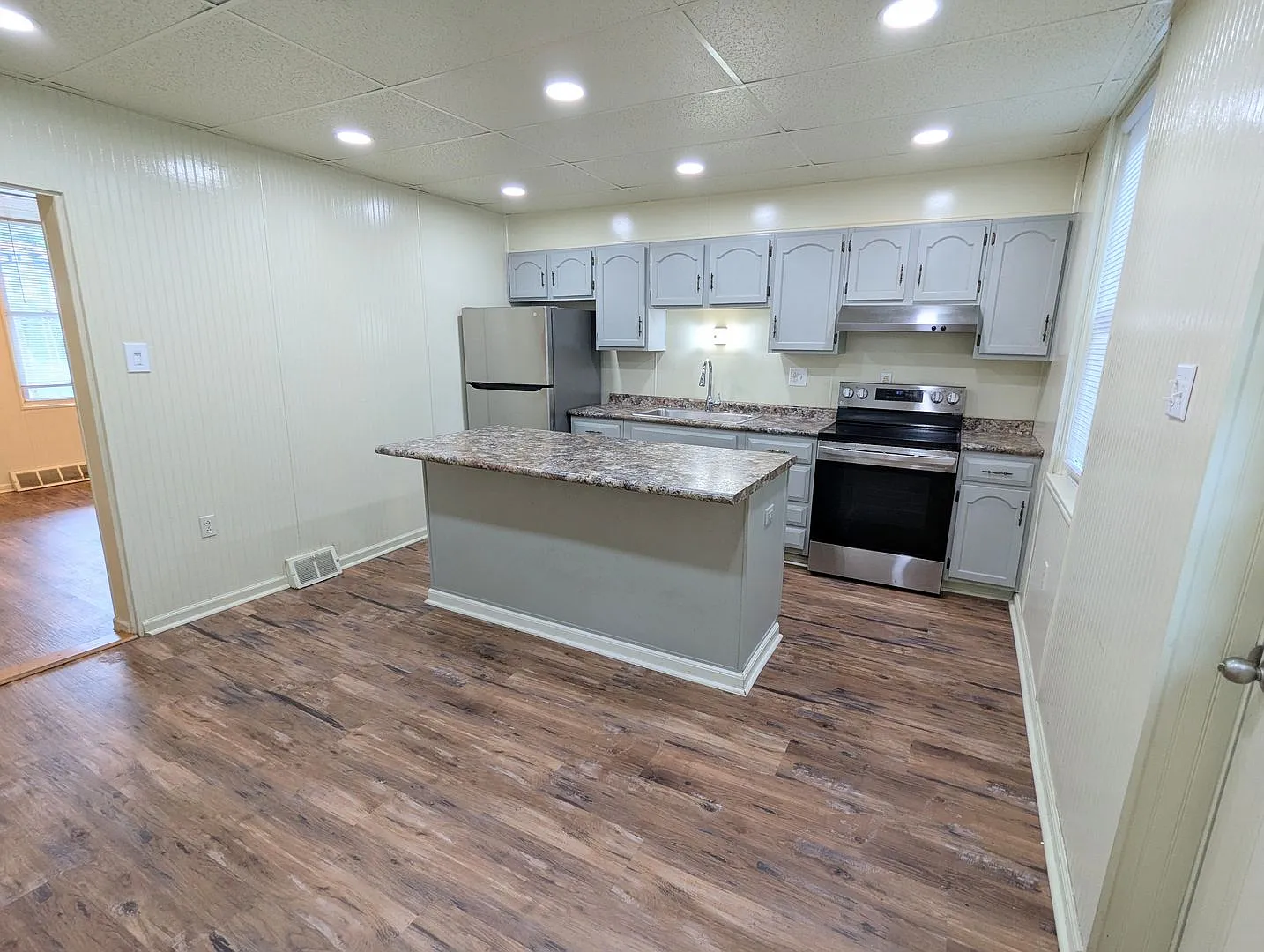 2 Bedroom 1 Bathroom Right Side Duplex (Brookline) — Photo 3