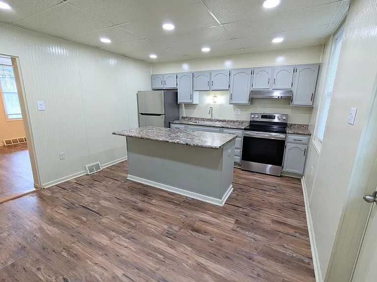 320 Aidyl Ave — Photo 3