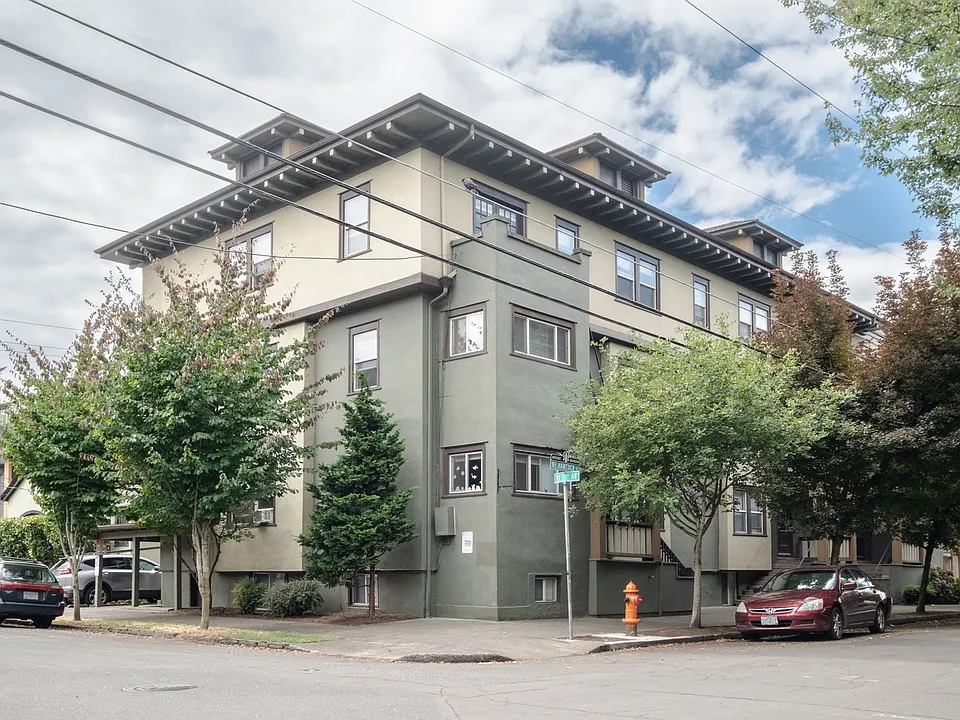 1022-1036 NE Hancock St