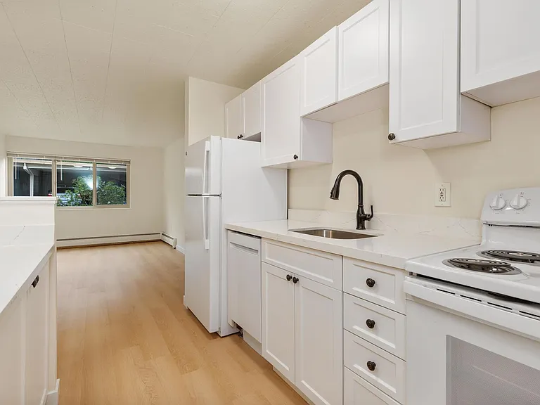 Seasons Apartments — Photo 25