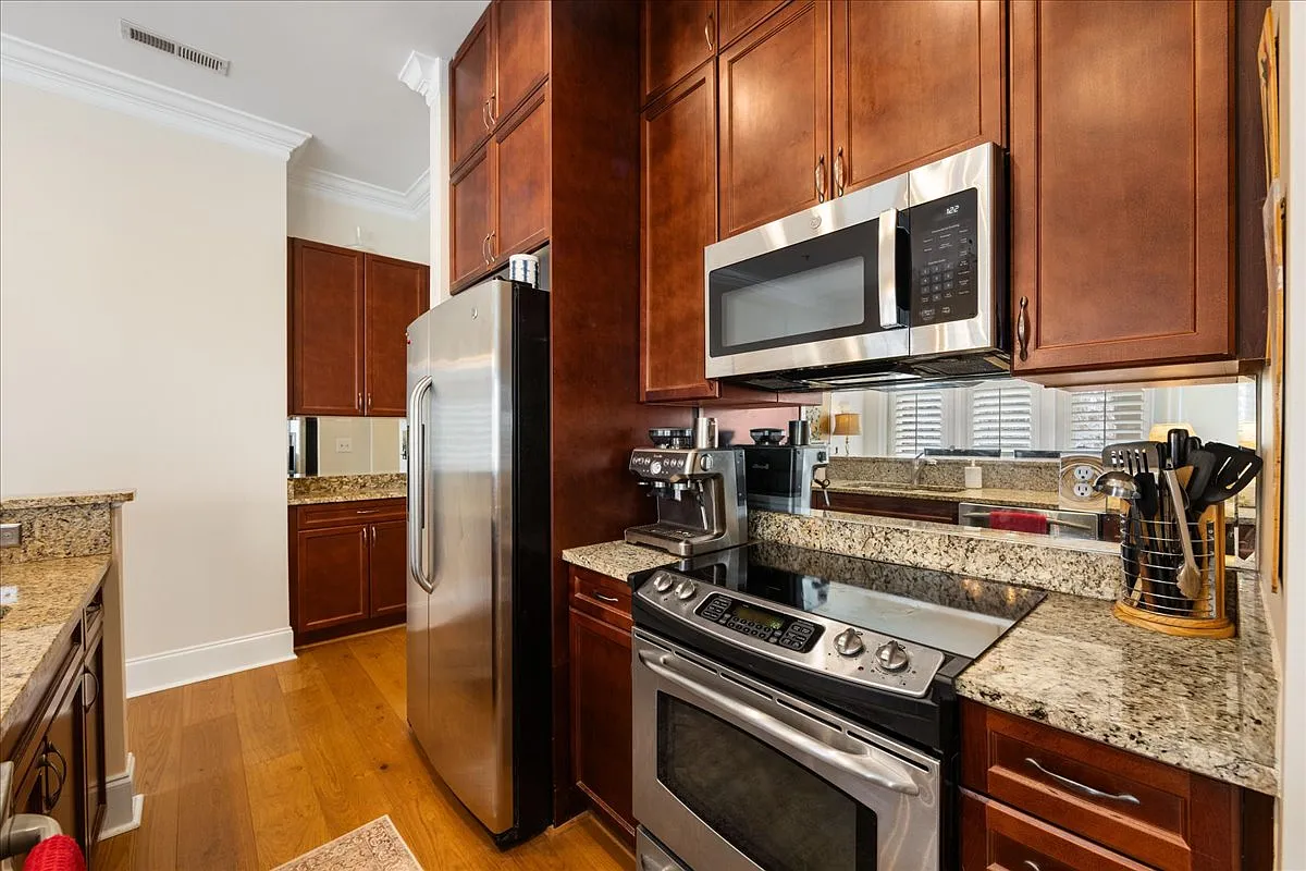 2 bed, 1021 sqft, $2,550 — Photo 4