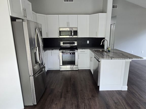 4th image of 3848 Berkshire Ct
