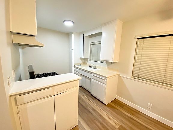 4th image of 124 S Everett St #1