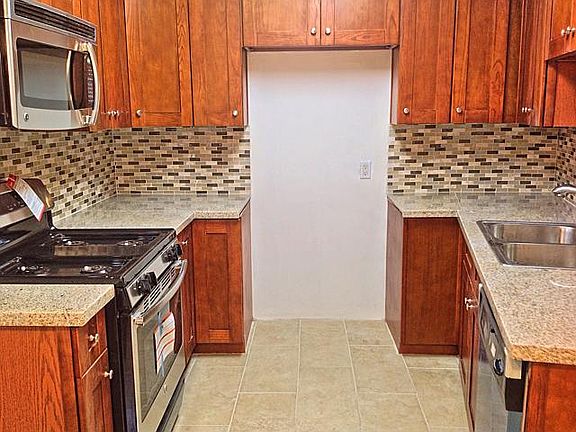 4th image of 14221 Moorpark St