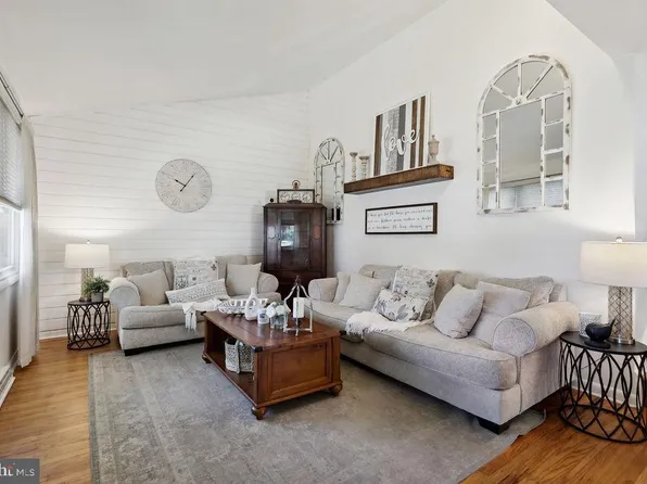 146 Cardinal Dr, Bellmawr, NJ 08031