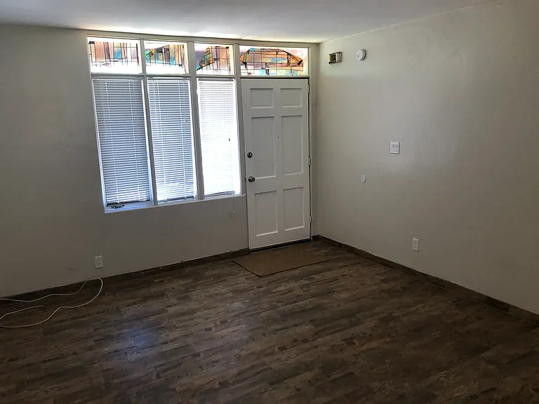 1035 E 9th St — Photo 16