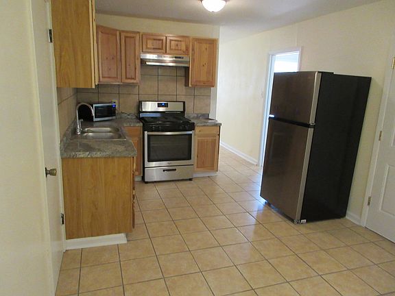 4th image of 402 Fir St