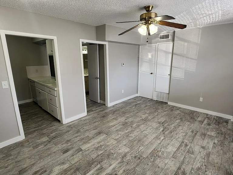 320 E Edwards St #16 — Photo 5