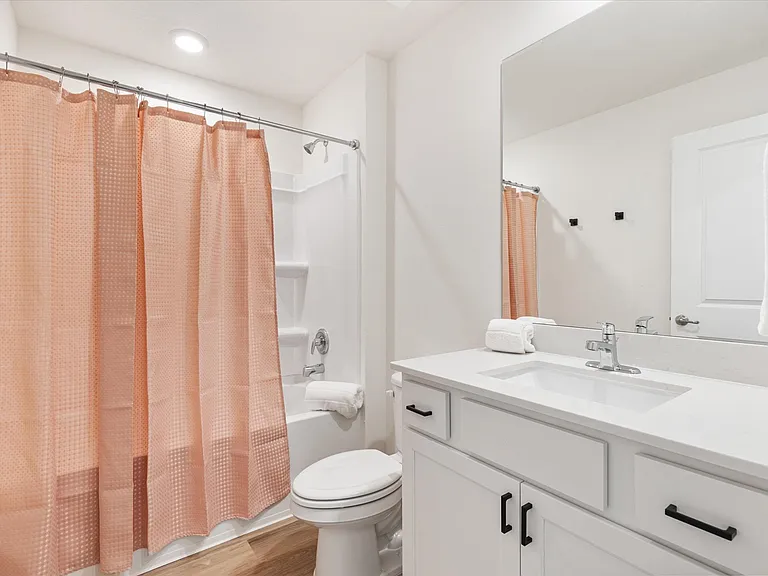 Bathroom by the front bedrooms