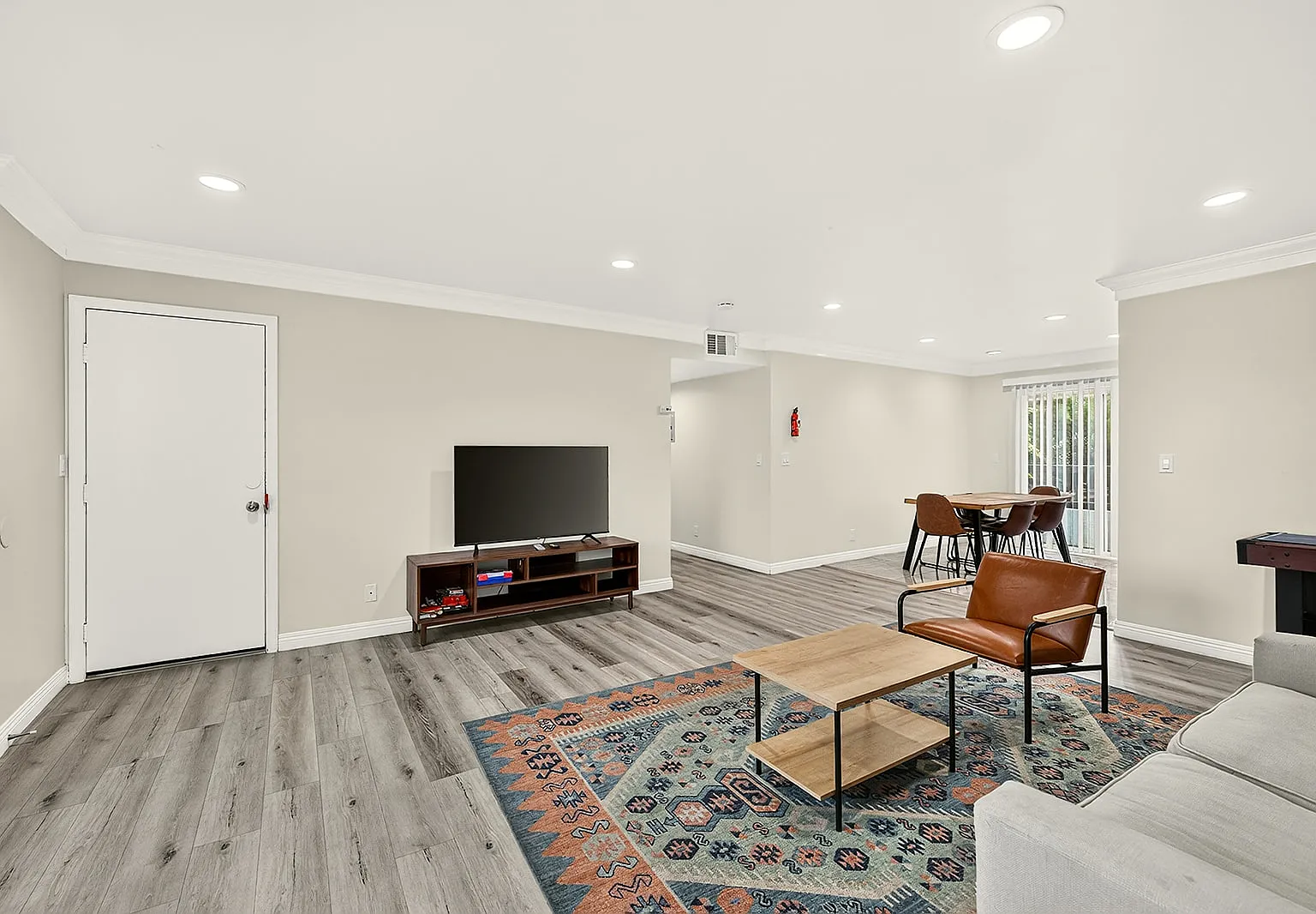3 bed, 1295 sqft, $3,050 — Photo 2
