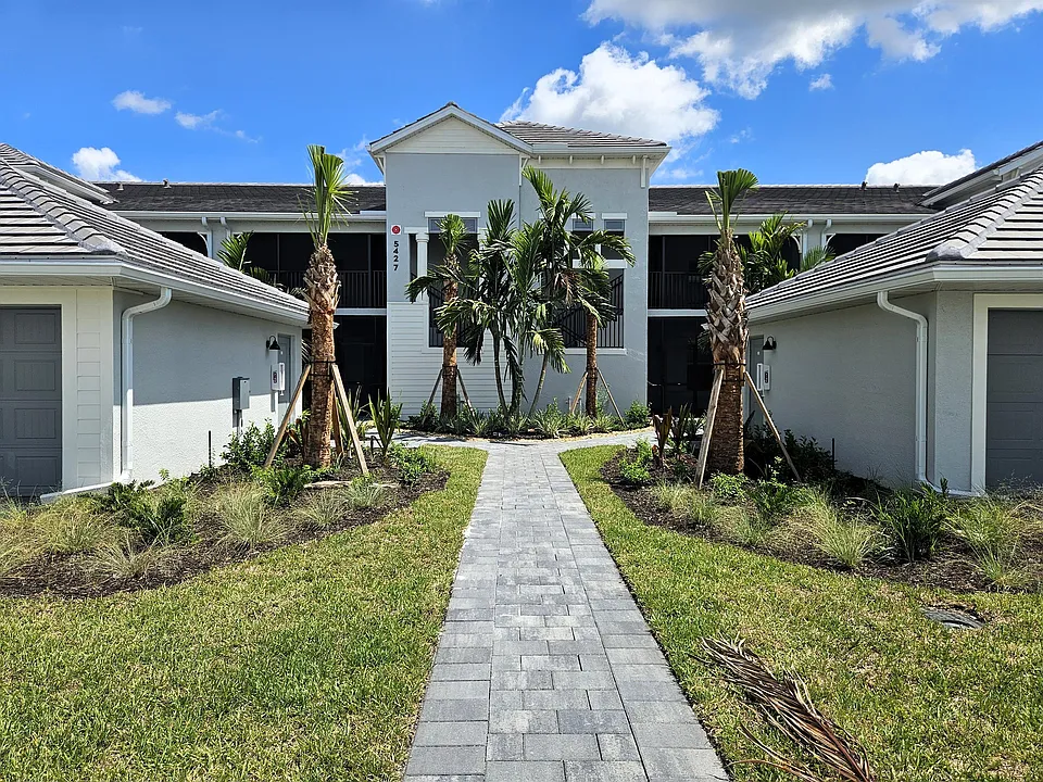 5427 Double Eagle Cir #2812