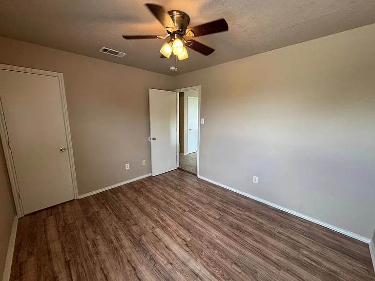 5702 Greengate Dr — Photo 57