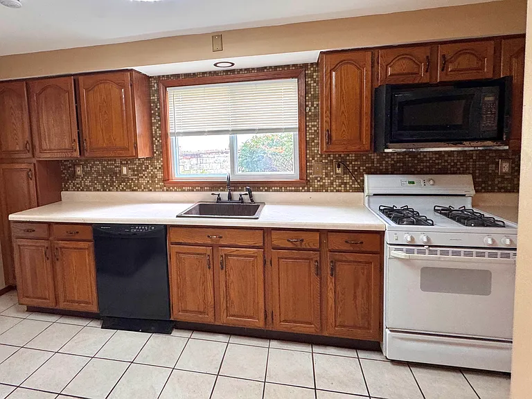 1616 Leolyn St — Photo 11
