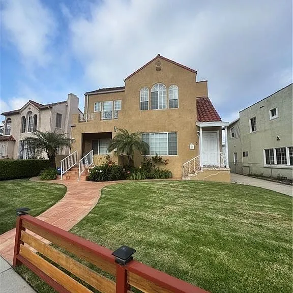 1046 S Citrus Ave — Photo 2