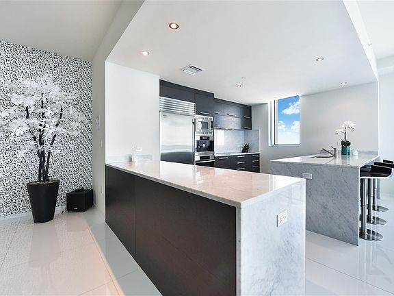 3rd image of 900 Biscayne Blvd APT 6209