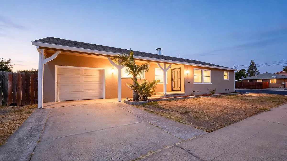 3 bed, 1.0 bath, 951 sqft, $3,800 — Photo 2