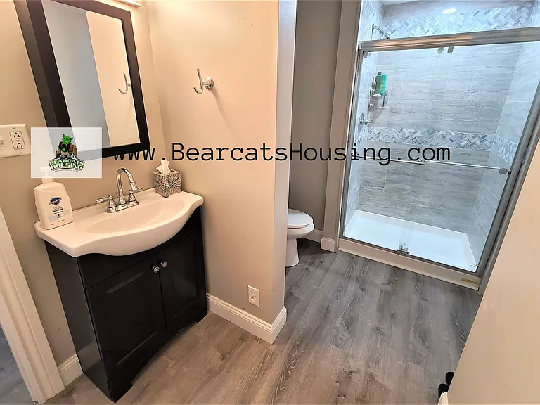 138 Beethoven St — Photo 4