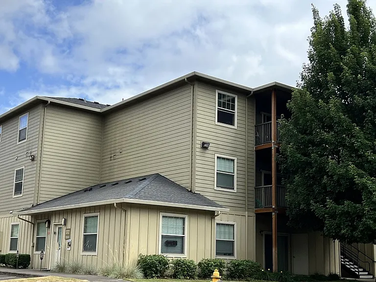 Catron Apartments - 1-3 Bedrooms 2 Bathrooms with In Unit Washer/Dryer and Internet — Photo 18