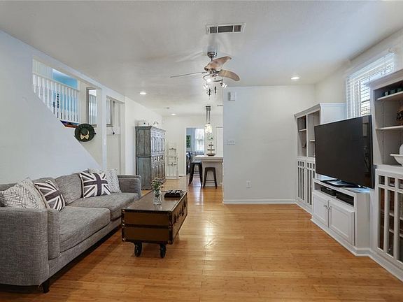4th image of 3438 Vincennes Pl