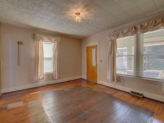 4th image of 3814 Leslie Ave