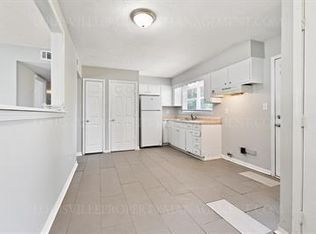 8300 Candleglow Ln, Louisville, KY 40214