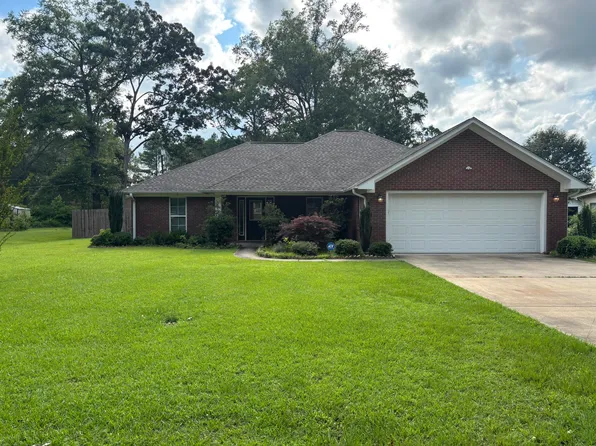 211 Winchester Dr, Amory, MS 38821