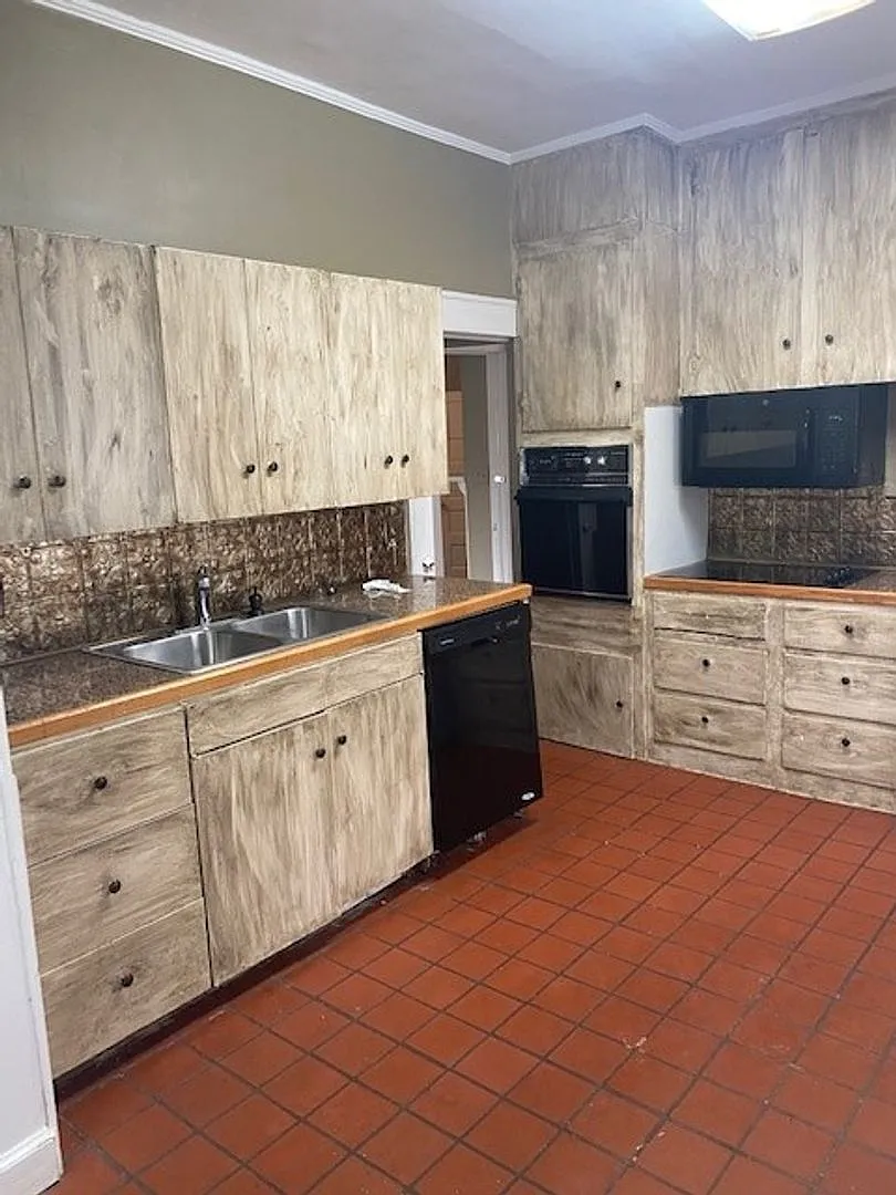 Nice 3 Bed 2 Bath! Available August 2026! — Photo 4