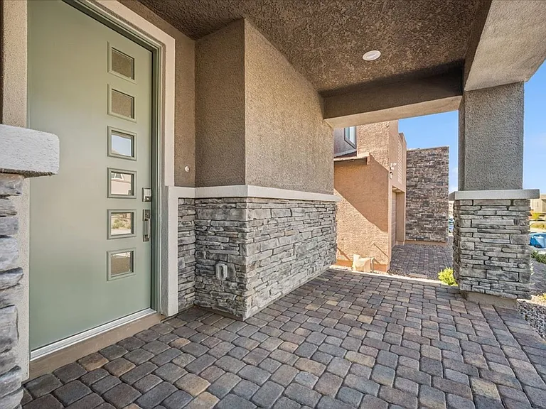 311 Mount Tyndall St — Photo 4