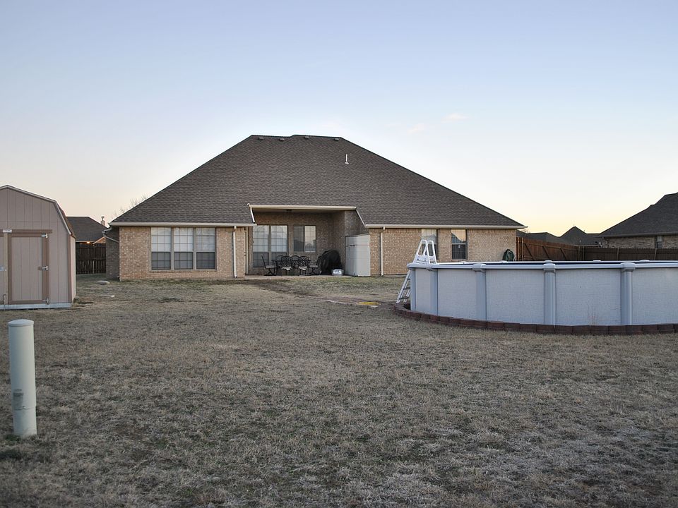 2nd image of 122 NW Valleybrook Dr