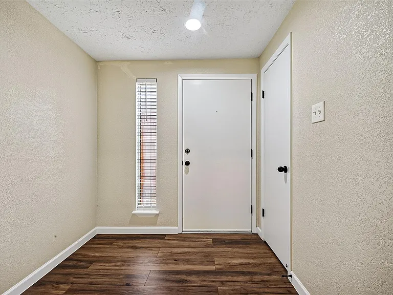 711 Leicester Ln — Photo 9
