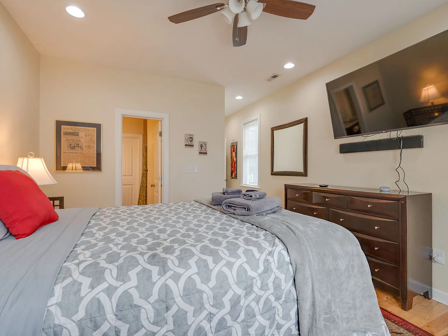 3 bed, 2.5 bath, 1800 sqft, $5,999 — Photo 4