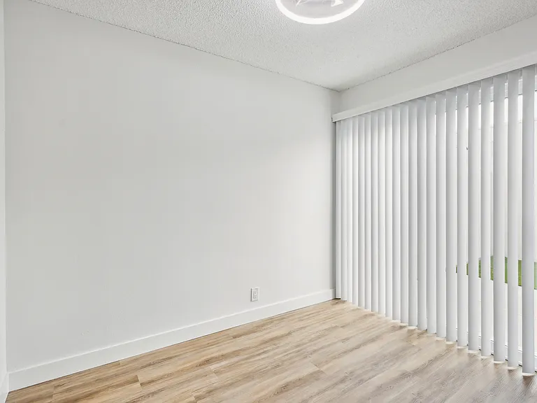 Beachmont Apartments — Photo 12
