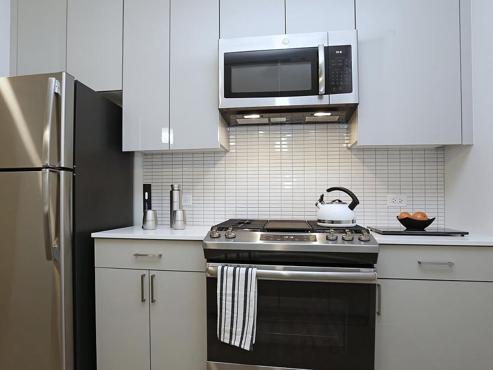 1st image of 333 S Halsted St #916