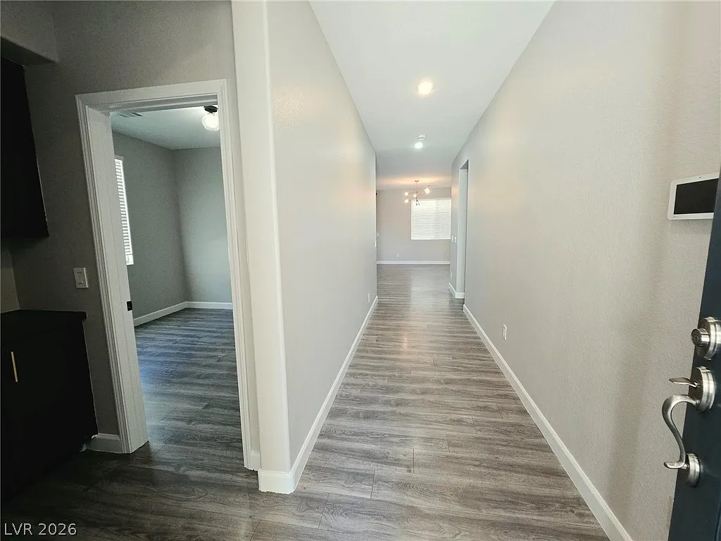 3 bed, 2.0 bath, 1426 sqft, $2,000 — Photo 2