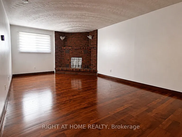 39 Lisgar Ct #UPPER — Photo 8