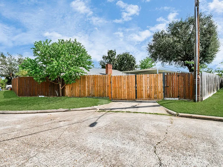 530 Westshire Dr — Photo 34