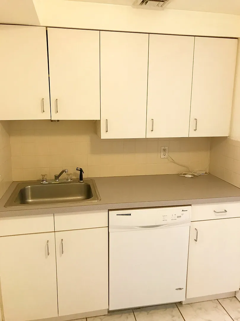 1 Bed 1 Bath, high ceilings, washer/dryer in unit, Off St parking, Roof Deck! Close to T. Central... — Photo 4